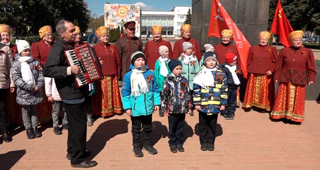 С красными флагами и цветами: Первомай встретили в Дзержинске праздничным мероприятием
