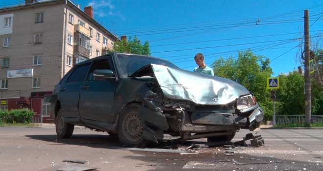 Виноваты оба: два автомобиля столкнулись на одном из перекрестков Дзержинска