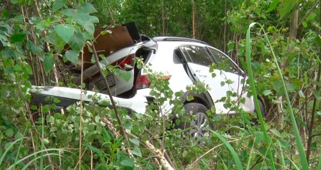 Очутился в кустах: автомобиль съехал в кювет с трассы под Дзержинском