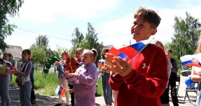 Весело и активно: участники «Дворовой практики» организовали танцевальный флешмоб в честь Дня России