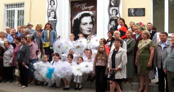 У крыльца Изольды: 90-летие знаменитой землячки-актрисы отметили дзержинцы