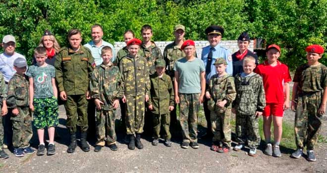 Дружеская встреча: ребят из центра патриотического воспитания навестили дзержинские полицейские