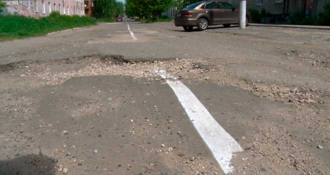 По ямам и ухабам: свежую разметку нанесли на разбитую дорогу в Дзержинске