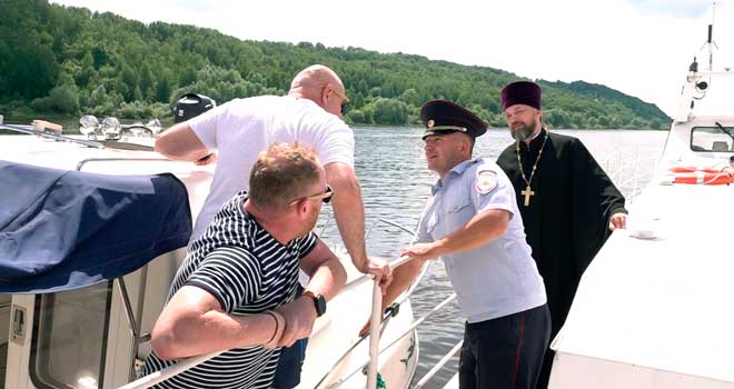 Безопасный отдых: сотрудники дзержинской транспортной полиции провели профилактический рейд на Оке