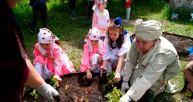 Ростки добра и понимания: национально-культурные центры Дзержинска высадили цветочную клумбу у синагоги