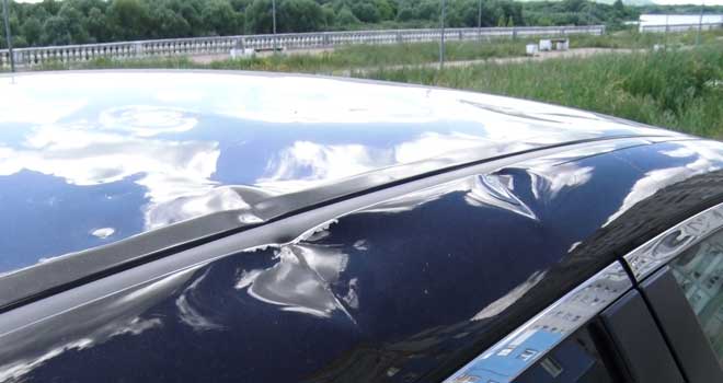 Варварский поступок: на автомобиль дзержинского журналиста напали с топором