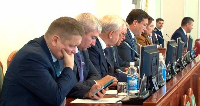 Поддержка соцсферы: депутаты Законодательного собрания обсудили изменения в бюджет области