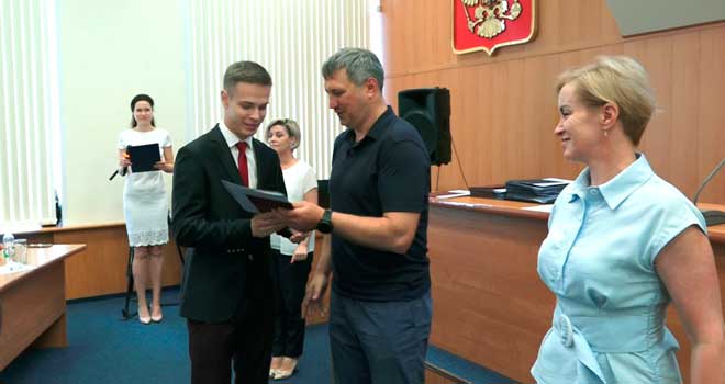 В торжественной обстановке: выпускникам Дзержинского филиала Президентской академии вручили дипломы