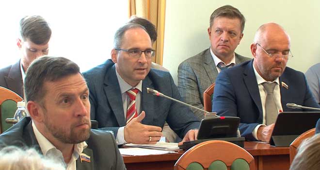 Средства на обеспечение социальной сферы: депутаты Законодательного собрания обсудили изменения в бюджет области