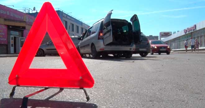 Транспортная оказия: два автомобиля не смогли разъехаться в районе Торговой площади в Дзержинске