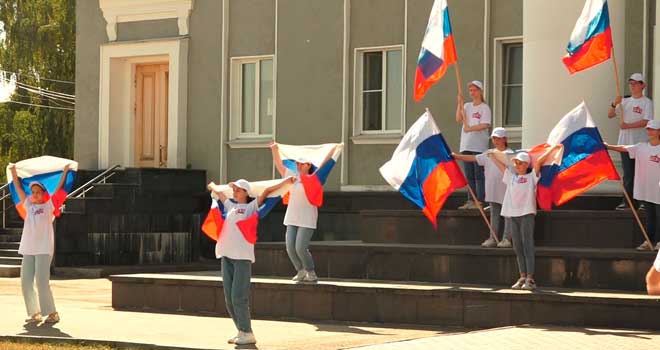В цветах триколора: День Государственного флага России отметили в Дзержинске