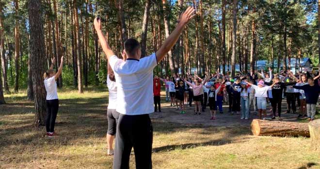 Зарядка со стражем порядка: полицейские провели спортивное мероприятие в дзержинском оздоровительном лагере