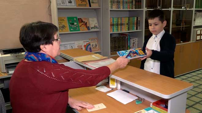 Книги для учебы и отдыха: укомплектованность школьных библиотек проверили в Дзержинске