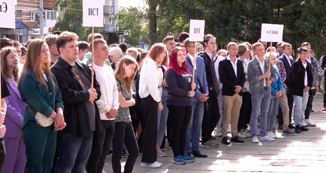 Время получать знания: Дзержинский политехнический институт поздравил студентов с началом нового учебного года