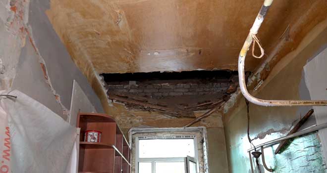 Угроза сверху: в одном из домов Дзержинска на головы жильцам рухнул потолок