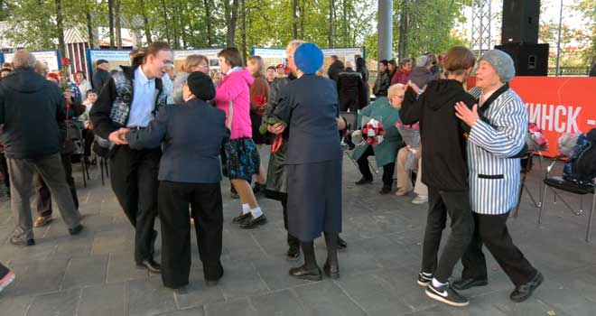 В ритме вальса: танцевальная ретро-площадка работала в центральном парке Дзержинска