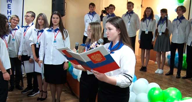 Торжественно клянусь: дзержинских школьников приняли в менделеевцы
