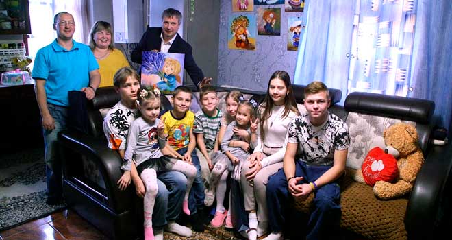 С улыбками и радушием: многодетная семья из Дзержинска встретилась с главой города