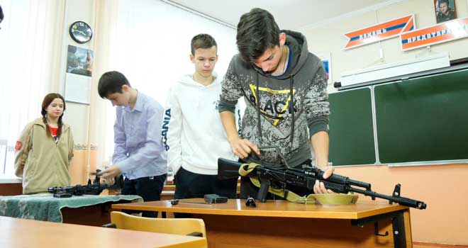 Новые навыки: начальную военную подготовку начали преподавать в школах Дзержинска