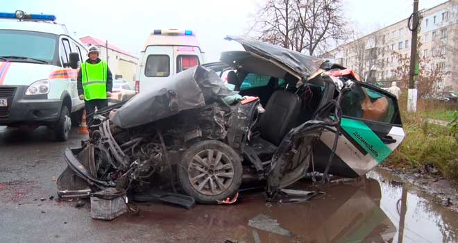 Опасный маневр: три человека пострадали в аварии с большегрузом в Дзержинске