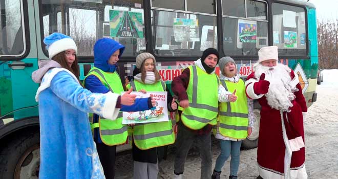 Дед Мороз за безопасность! С наступающим Новым годом поздравили водителей сотрудники дзержинской Госавтоинспекции