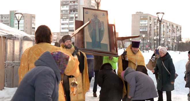 Крестным ходом: в Дзержинске из Воскресенского собора в Никольский храм перенесена икона святителя Николая Чудотворца