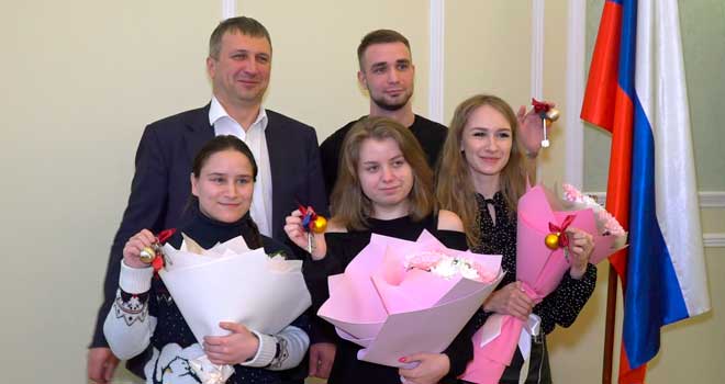 Отличный новогодний подарок: ключи от квартир вручили дзержинским детям-сиротам