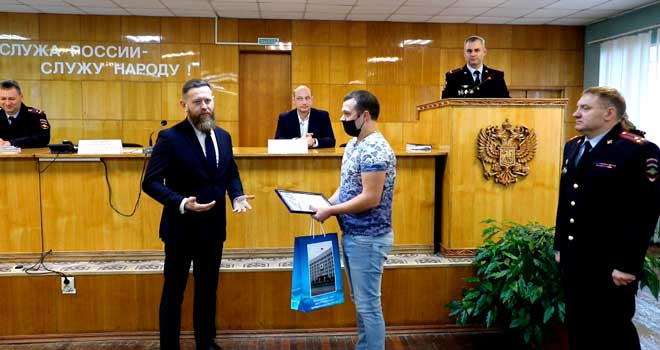 Спасенные рубли: бдительный дзержинец не позволил бабушке отдать деньги мошенникам