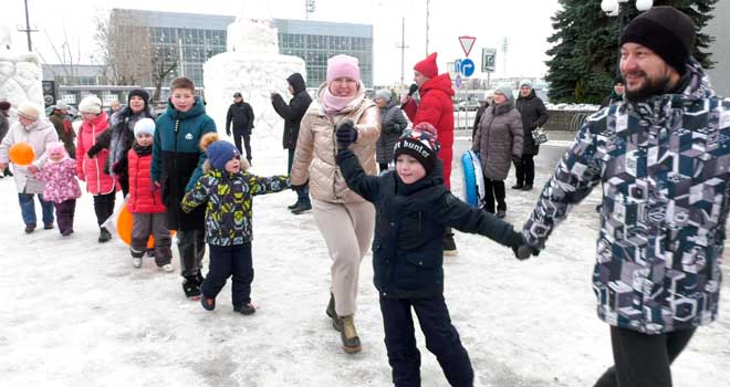 Праздник все ближе: на центральной площади Дзержинска открылась главная городская ёлка