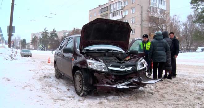 Занесло? Серьёзной травмой закончилась утренняя поездка для молодой автоледи из Дзержинска