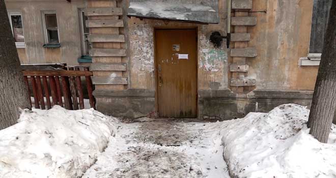А у нас во дворе: дзержинцы жалуются на гололед и обилие песка в городе