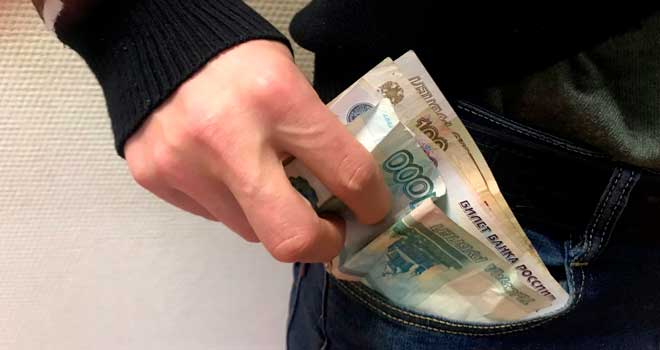 В чужой карман: в Дзержинске неизвестный забрал забытые в банкомате деньги