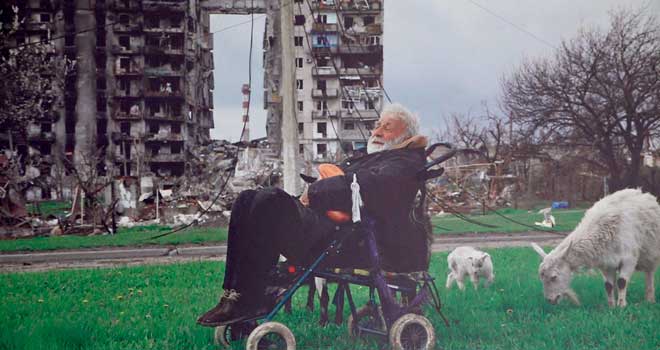 Кадры из Донбасса: фотовыставка открылась в дзержинском Доме книги