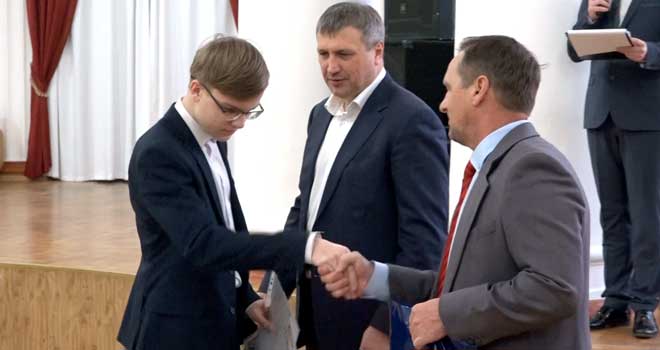 Умники и умницы: победителей муниципального этапа Всероссийской олимпиады школьников наградили в Дзержинске