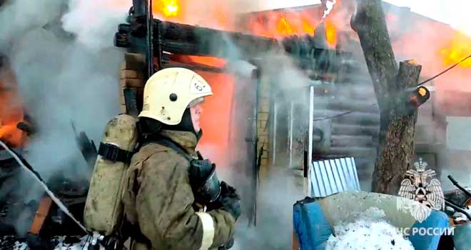 Взрывоопасный момент: гараж с газовыми баллонами внутри горел в пригороде Дзержинска