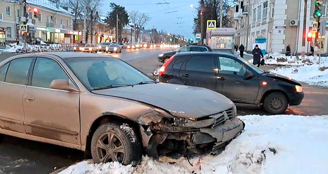 Торопливый маневр: очередная авария произошла на одном из перекрестков Дзержинска