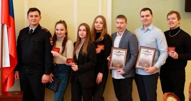 За дисциплину и поддержание порядка: народных дружинников наградили в Дзержинске