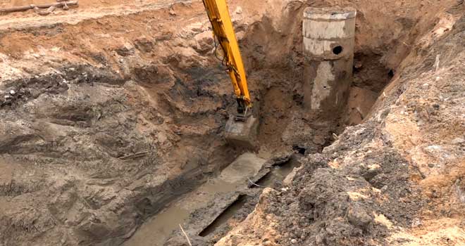 Близится к завершению: Дзержинский водоканал устраняет аварию на главном канализационном коллекторе города