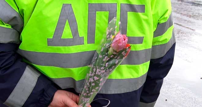 Для прекрасных дам: сотрудники дзержинской Госавтоинспекции поздравляют женщин с наступающим 8 Марта