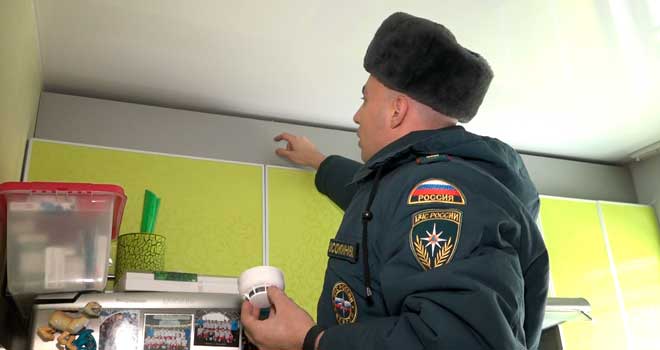 Пожарная безопасность: автономные извещатели устанавливают в домах многодетных дзержинцев