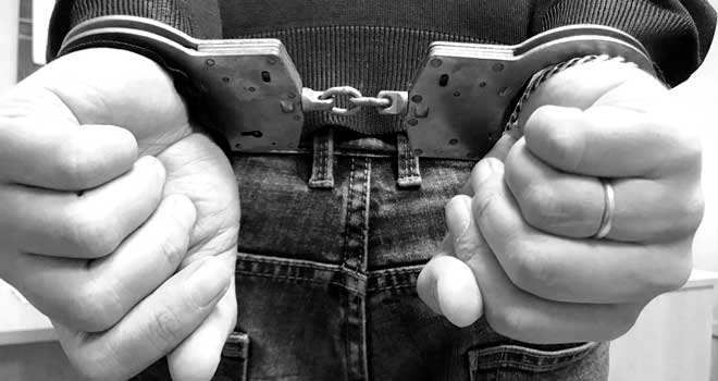 Смерть в карманах: дзержинские полицейские задержали подозреваемого в хранении наркотиков