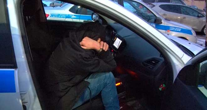 Непреодолимые преграды: пень и соседский автомобиль помогли сотрудникам дзержинского ГИБДД задержать пьяного водителя