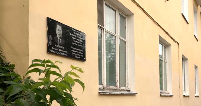 Взялись за реставрацию: мемориальные доски в Дзержинске приведут в порядок к майским праздникам