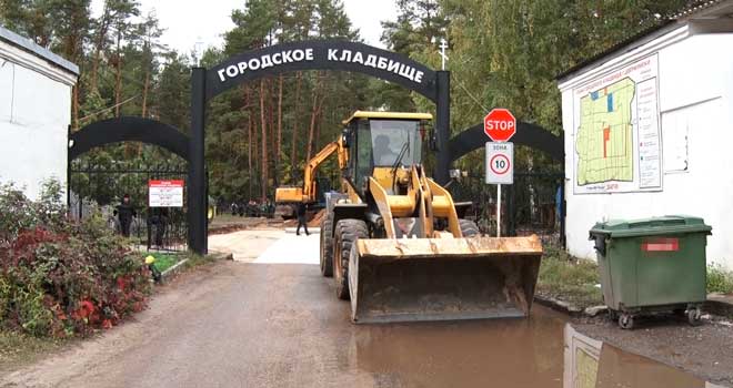 Порядок после зимы: к уборке на территории муниципальных кладбищ приступили в Дзержинске