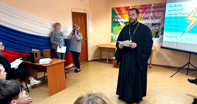 Яд для души и тела: полицейские и священник рассказали дзержинским ребятам о вреде наркотиков