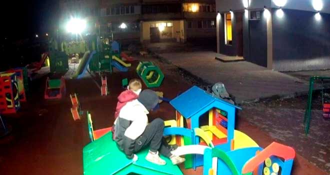 Дикие забавы: юные вандалы разломали детскую карусель в Выксе