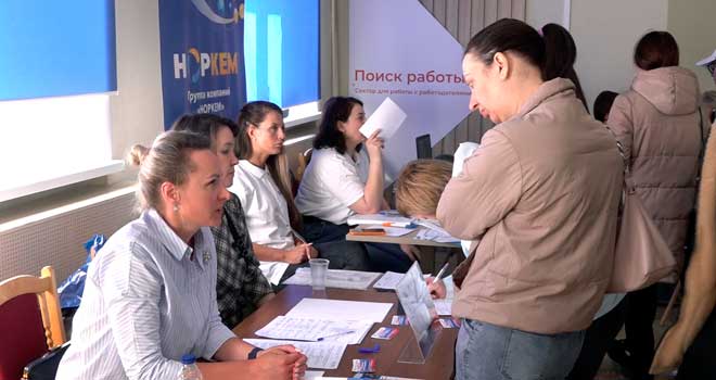 Соискатели и работодатели: всероссийская ярмарка трудоустройства проходит в дзержинском кадровом центре