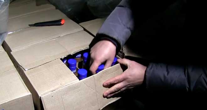 Из-под полы: жительницу Дзержинска поймали на незаконной продаже алкоголя в собственной квартире