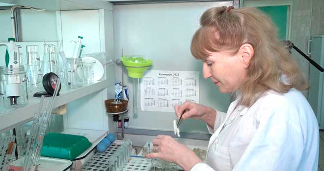Усиленный контроль: сотрудники экологической службы Дзержинска проверяют воздух на наличие вредных веществ после пожара