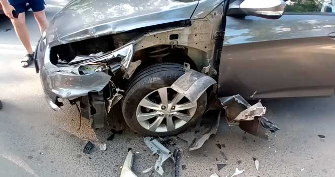 Неприятная встреча: сразу три автомобиля угодили в ДТП напротив дзержинского ДКХ